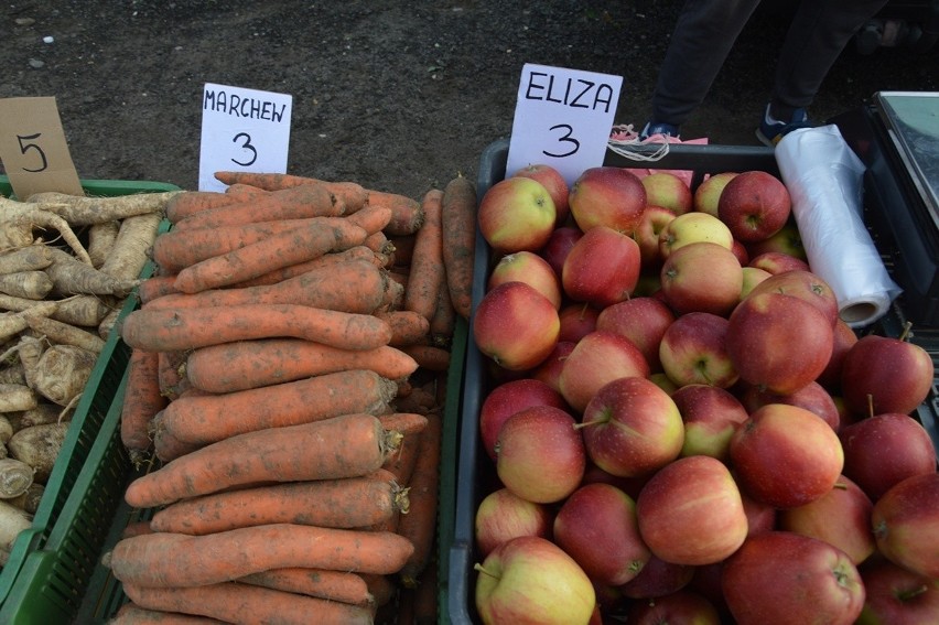 Piątkowy targ w Stalowej Woli. Coraz droższe pomidory, królują jabłka i gruszki. Zobacz zdjęcia
