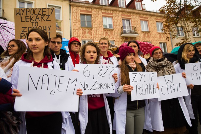 2017-10-13  bialystok protest studentow medycyny popierajacych glodujacych rezydentow fot. wojciech wojtkielewicz kurier poranny / gazeta wspolczesna polska press