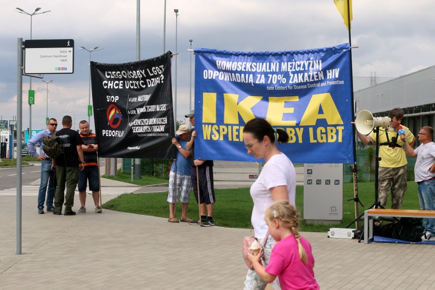 Pikieta z hasłami przeciw LGBT przed sklepem IKEA w Lublinie