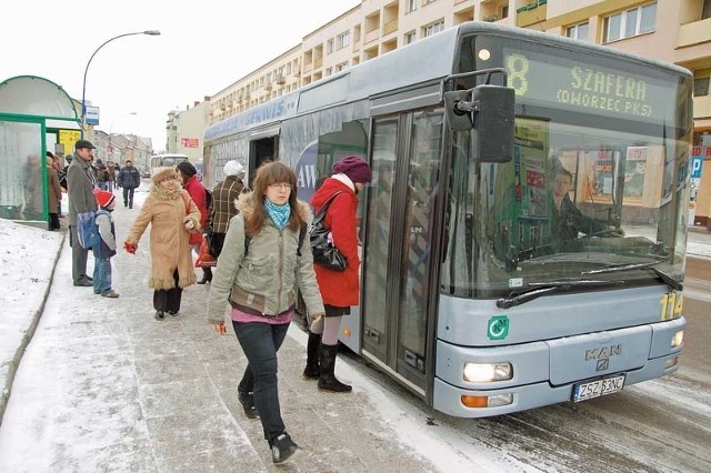Przystanek KM przy ulicy Wyszyńskiego, gdzie zbiega się większość linii autobusowych. Tu ogłoszenie             o zmianach rozkładu jazdy było. 