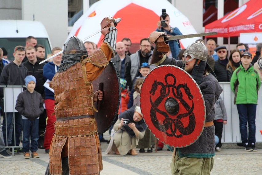 Motoserce 2016. Walki wojów, czołg i motocykle. Wiele atrakcji na rynku