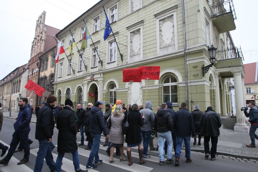 Protest pod Urzędem Miasta w Środzie Śląskiej. Mieszkańcy...