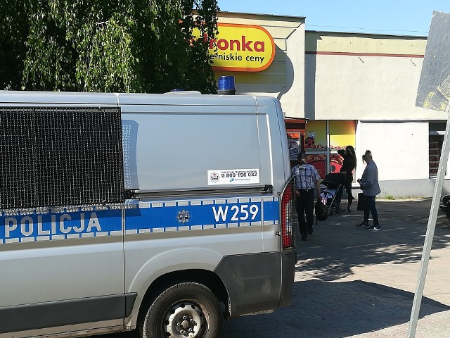 We wtorek około godziny 16 doszło do ewakuacji pracowników i klientów w sklepie Biedronka przy ulicy Połtawskiej.Klienci marketu zaczęli uskarżać się na nieprzyjemny zapach, przypominający woń rozpylonego gazu. Sygnałów było coraz więcej, wobec czego pracownicy sklepu podjęli decyzję o ewakuacji marketu i zawiadomieniu policji.Na czas dokładnego wywietrzenia, sklep został zamknięty.Zobacz także Pożar auta w Białogardzie
