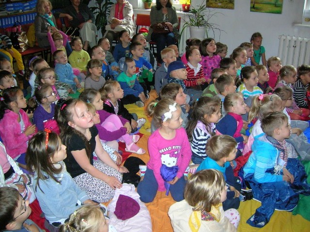 Biblioteka Publiczna w Miastku zaprosiła dzieci na przedstawienie teatralne Pszczółka Kaja i przyjaciele przygotowane przez aktorów teatru Duet z Krakowa