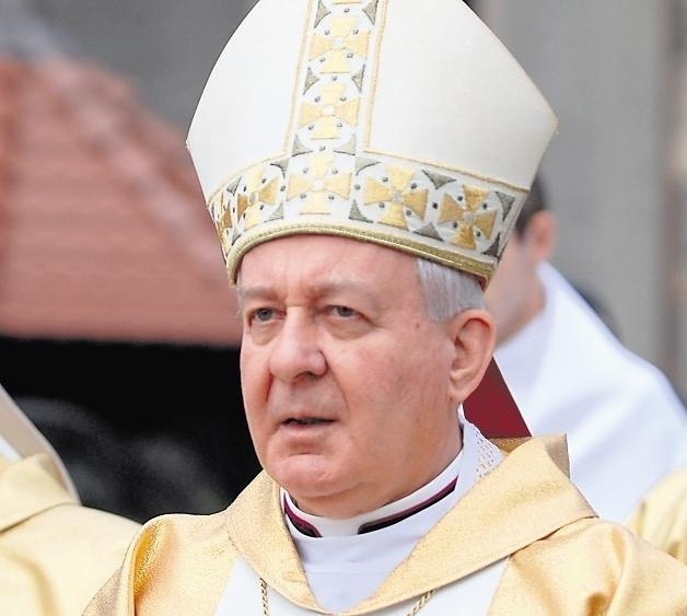 Abp Juliusz Paetz zmarł w piątek, w wieku 84 lat. W dniu jego śmierci poznańska kuria wydała komunikat, że zostanie pochowany w katedrze. Daty pogrzebu nie ujawniono wskazując na prywatny charakter uroczystości. Ostatecznie abp Juliusz Paetz nie został pochowany w katedrze lecz na niewielkim cmentarzu na poznańskiej Starołęce. Decyzję podjął abp Stnaisław Gądecki, a wpływ na nią miał mieć apel podpisany przez ludzi nauki, przez samych księży i przez niektórych współpracowników abpa Stanisława Gądeckiego.