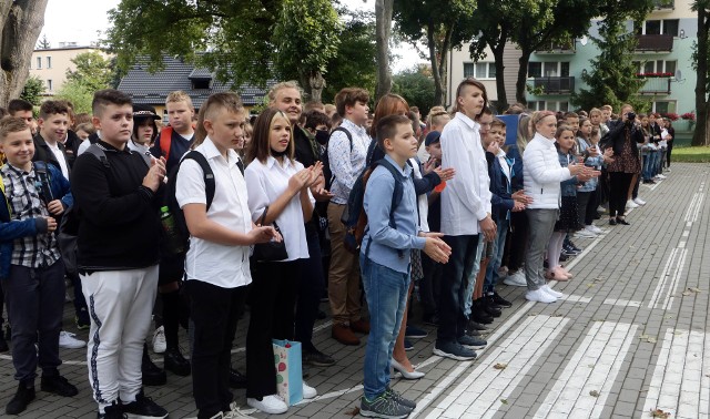 Rozpoczęcie roku szkolnego w szkole podstawowej nr 16. im. Płk Zbigniewa Makowieckiego z udziałem kawalerzystów i prezydenta