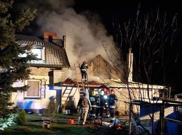 W sobotę, 28 grudnia, przed godziną szóstą strażacy odebrali wezwanie do pożaru, który wybuchł w miejscowości Dobrojewo. Paliła się stodoła i przylegający do niej budynek mieszkalny.Do pożaru dojechało kilka zastępów strażaków, m. in. z OSP Skwierzyna, OSP Świniary i JRG Międzyrzecz. Konieczna była ewakuacja mieszkańców budynku, przylegającego do palącej się stodoły. Na szczęście płonienie udało się szybko opanować. Walka z żywiołem trwała około dwie godziny. Wstępnie jako przyczynę pożaru wskazano niewłaściwe zabezpieczenie metalowego komina od centralnego ogrzewania. Polecamy wideo: Gigantyczna ilość narkotyków zabezpieczona na terenie Niemiec. Na ich trop wpadli policjanci z Polski