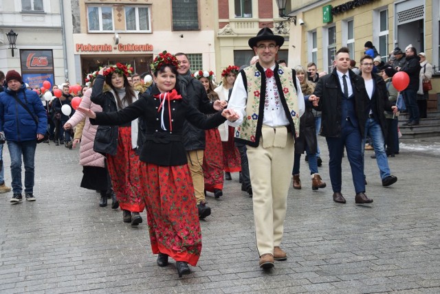 We wtorek, 5 lutego, w samo południe mnóstwo maturzystów ruszyło w tany. To właśnie na zielonogórskim deptaku odbyła się już trzecia studniówka pod chmurką. Oby odtańczenie poloneza przyniosło zielonogórskim uczniom mnóstwo szczęścia na maturze! Polonez na deptaku:- Trzeci raz tańczymy poloneza w takiej formule - mówi Agnieszka Siembida, nauczycielka w zielonogórskim Centrum Kształcenia Zawodowego i Ustawicznego „Ekonomik”. – Natomiast już blisko dekadę trwają takie przedsięwzięcia na zielonogórskim deptaku. Początkowo były to zmagania o charakterze konkursu. A od paru lat wyszliśmy z inicjatywą, by jednoczyć młodzież ze szkół ponadgimnazjalnych we wspólnym tańcu. Bez żadnego zawodniczenia, tylko w radości. Na zielonogórskim deptaku poloneza odtańczyli maturzyści z wielu szkół. M.in. ze wspomnianego Ekonomika, I LO, III, IV czy V Liceum Ogólnokształcącego. Ale to właśnie Centrum Kształcenia Zawodowego i Ustawicznego w Zielonej Górze było już kolejny raz jego organizatorem. Tradycji stało się zadość i wspólny taniec setek młodych mieszkańców rozpoczęła hasłem Wioleta Haręźlak z departamentu edukacji i spraw społecznych. - Poloneza czas zacząć! – zakrzyknęła z uśmiechem do zebranych uczniów zielonogórskich szkół. - Ten polonez na pewno pomoże nam w maturze! – śmieją się uczniowie Ekonomika: Maciek, Bartek, Damian i Gracjan.  - Świetnie odtańczony, to od razu 15 proc. więcej na egzaminach.   Teraz pozostaje nam tylko trzymać kciuki za naszych maturzystów. Oby na egzaminie dojrzałości poszło im jak najlepiej! ZOBACZ TEŻ: Tak bawiliśmy się na studniówce pod chmurką rok temu!;nf