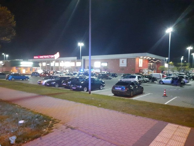 Nocą z soboty na niedzielę policja udaremniła nielegalne wyścigi w Kielcach.