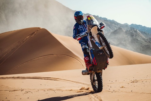 Maciej Giemza, pochodzący z Piekoszowa motocyklista ORLEN Team, na 1. etapie rozgrywanego w Arabii Saudyjskiej 46. Rajdu Dakar zaprezentował piękna postawę fair play.