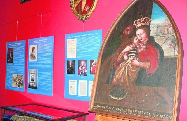 Na wystawie znalazło się też kilka ludowych wersji obrazu Matki Boskiej Dzikowskiej, jakie były malowane przez włościan w XIX w.