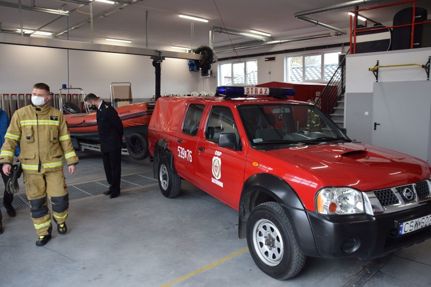 Strażacy zawodowi ze Świecia przekazali druhom auto i łódź. Zobacz zdjęcia z przekazania