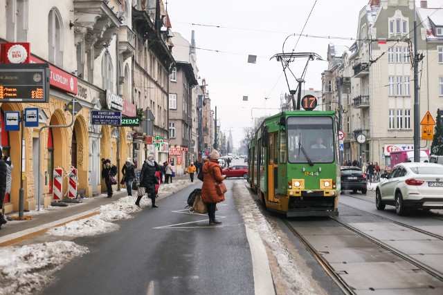 Do przystanków wiedeńskich musza przyzwyczaić się i kierowcy i piesi: i to nie tylko co do pierwszeństwa na jezdni - platformie przystankowej, ale także do wjeżdżania na nią...