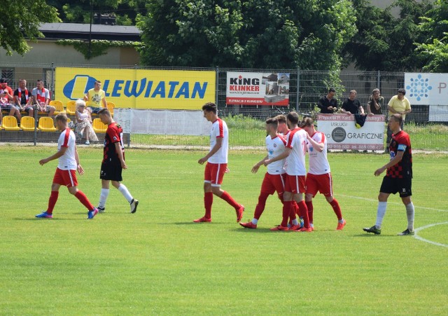 Piłkarze Pilicy Białobrzegi cieszą po kolejnym strzelonym golu w meczu z Oskarem Przysucha.