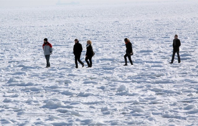 Strażacy apelują: Nie wchodźcie na lód, bo przez ostatnie dni stał się on cienki. Jednak jak co roku te ostrzeżenia trafiają w próżnię. Spacerowiczów nie brakuje na Zatoce Puckiej, kaszubskich jeziorach czy choćby w rejonie mola w Gdyni Orłowie.