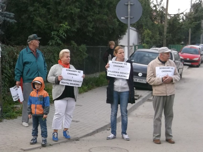 Wrocław: Mieszkańcy Zakrzowa protestowali i blokowali ulicę (ZDJĘCIA)