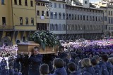 Kibice Fiorentiny pożegnali Astoriego. Tysiące fanów na pogrzebie piłkarza