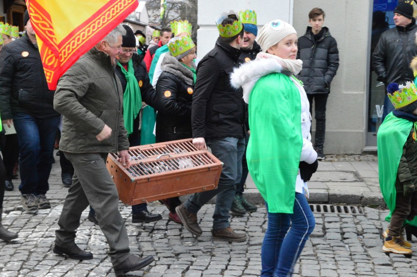 Orszak Trzech Króli 2020 Myślenice. Królowie i tłumy mieszkańców przyszły do rynku z trzech stron [ZDJĘCIA]