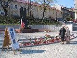 Pomnik Jana Pawła II w Przemyślu, tu mieszkańcy miasta czczą pamięć ofiar katastrofy