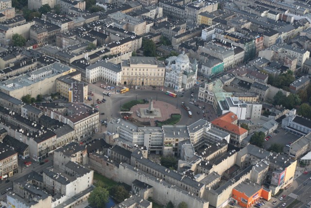 Osiedle Katedralna to wąski pas w centrum Łodzi ciągnący się od ul. Czerwonej do ul. Ogrodowej. Na jego terenie mieszka około 47 tys. osób.