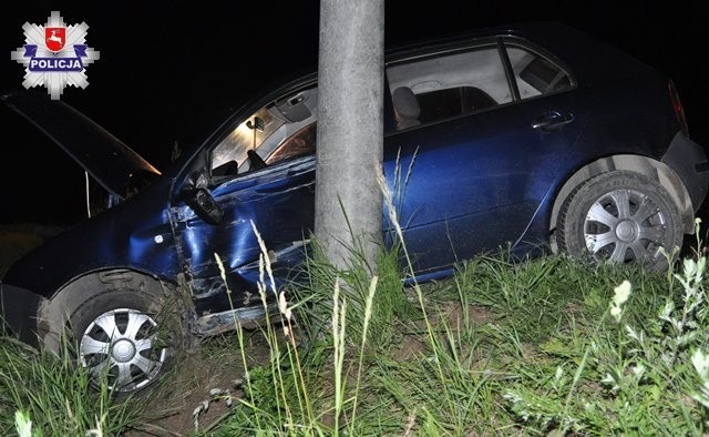 Wypadek w Dębinie. Zginął młody kierowca, a 16-latka trafiła do szpitala