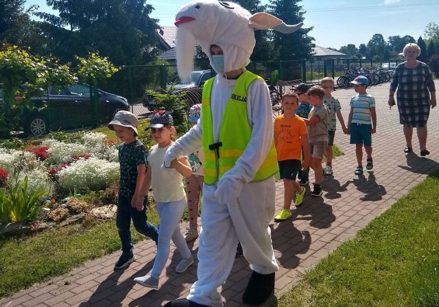 "Szkołę Podstawową w Miedzierzy w gminie Smyków odwiedziły policjantki z Powiatowej Komendy Policji w Końskich: podkomisarz Sylwia Sobczyńska oraz starszy sierżant Marta Przygodzka. Spotkanie to było dobrą okazją do promowania bezpieczeństwa w ruchu drogowym. Było miło, radośnie ale też pouczająco… miny dzieci bezcenne, a Koziołek super! Dziękujemy za przybycie i jak zawsze zapraszamy do Miedzierzy" - czytamy na facebookowym profilu podstawówki w MiedzierzyZobacz zdjęcia na kolejnych slajdach