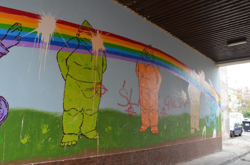 Mural z wrocławskimi krasnalami na tle tęczy zniszczony. 18-latek nawoływał do nienawiści (ZDJĘCIA)