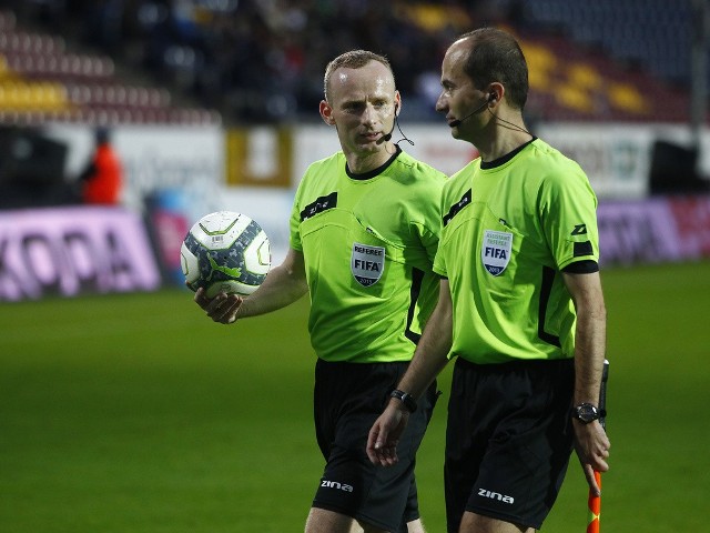 Arbiter Marcin Borski (z piłką) podjął kilka kontrowersyjnych decyzji.