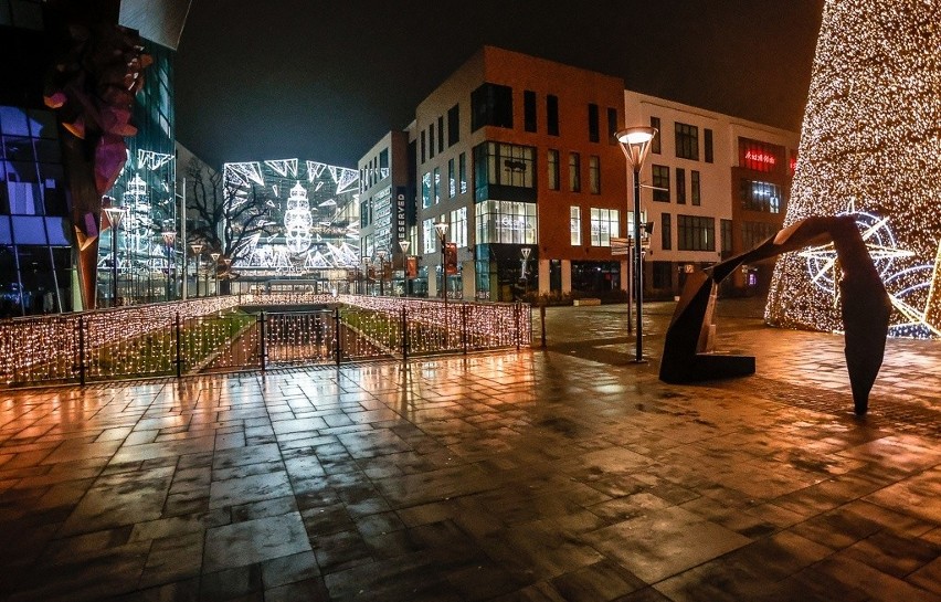 Tak wygląda Gdańsk w noc sylwestrową. Puste ulice, zamknięte restauracje i kluby. To zupełnie inny koniec roku niż zazwyczaj!