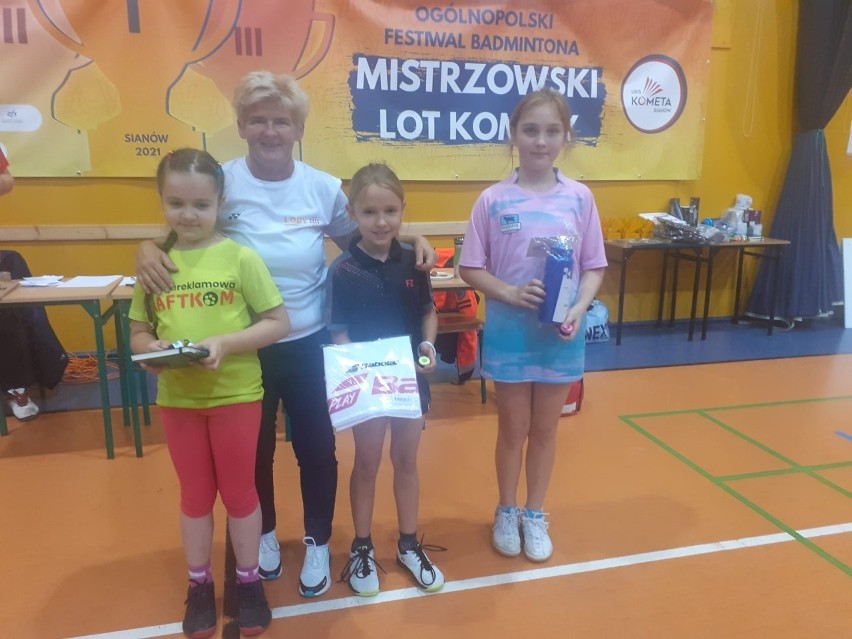 Młode badmintonistki w towarzystwie Doroty Grzejdak,...