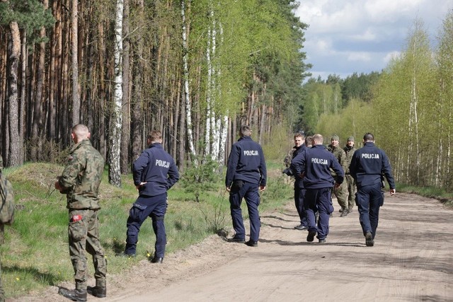 Znalezisko w lesie w Zamościu (pow. nakielski, gm. Szubin) 24 kwietnia br. odkrył spacerowicz. Rakieta była wbita w ziemię, bez śladów eksplozji nie miała też głowicy.