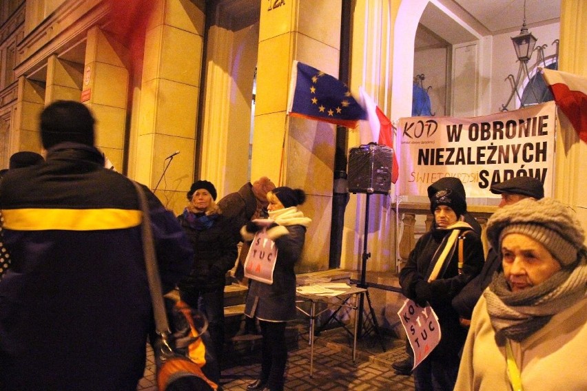 Protest w obronie niezależnego sądownictwa w Kielcach. "Łańcuch świateł - łańcuch ludzi"