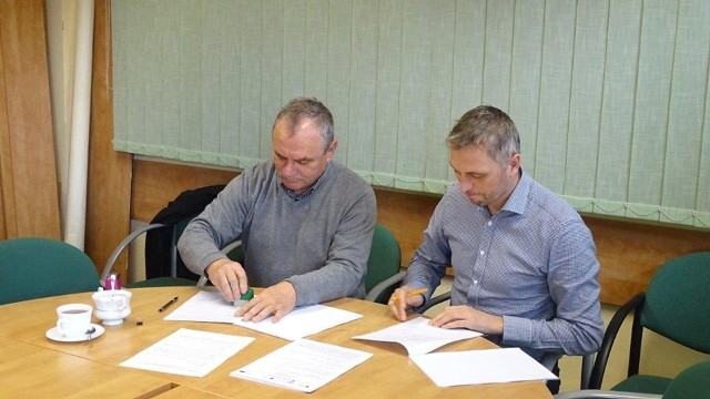 W piątek, 21 grudnia, w Połańcu podpisano umowę na realizację inwestycji mające na celu rozwój terenów zielonych, rekreacyjnych i edukacyjnych. Dzięki temu w Połańcu przybędzie sporo wyjątkowych terenów zielonych. ZOBACZ NA KOLEJNYCH SLAJDACH>>>  Umowa została podpisana pomiędzy gminą Połaniec reprezentowaną przez zastępcę burmistrza  Romana Adamczaka, a Zakładem Remontowo - Budowlanym reprezentowanym przez Mieczysława Dudka. W ramach zawartej umowy aż w siedmiu miejscach na terenie Połańca powstaną „zielone miejsca” zachwycające swym wyglądem oraz poprawiające walory estetyczne.Całkowity koszt inwestycji wynosi blisko 2,9 miliona złotych. Wszystkie prace zostaną zakończone do 30 listopada 2019 roku. Gmina Połaniec na realizację tego zadania otrzymała dofiansowanie z Unii Europejskiej w wysokości ponad 2,5 miliona złotych.Głównym celem realizowanego zadania jest poprawa jakości środowiska miejskiego poprzez rozwój oraz zwiększenie ilości terenów zielonych. - Stworzenie miejsc bogatych w różnorodną roślinność wpłynie nie tylko na atrakcyjność gminy ale przede wszystkim na poprawę jakości życia jej mieszkańców. W ramach prac tworzone będą wielopiętrowe i różnogatunkowe kompozycje zieleni z wykorzystaniem traw, bylin, krzewów oraz drzew. Stworzy to odpowiednie warunki dla ptaków, owadów i mniejszych zwierząt co w istotny sposób zwiększy różnorodność biologiczną. Dzięki odpowiedniemu układowi i doborze roślinności powstanie także idealna zapora przed hałasem spowodowanym między innymi ruchem ulicznym czy pracą pobliskiej elektrowni. Dobierając szatę roślinną wzięto również pod uwagę by były to rośliny o małych wymaganiach, odporne na zanieczyszczenia powietrza oraz dobrze znoszące zasolenia i odporne na niską temperaturę i suszę. Powstaną miedzy innymi karmniki, budki dla ptaków, domki dla owadów zapylających, zostaną zastosowane wielogatunkowe mieszanki traw, niewykaszane powierzchnie tak zwane łąki kwietne. Łączna powierzchnia terenów zieleni objętych projektem to 3,20 hektara. Dodatkowa powierzchnia biologicznie czynna uzyskana w wyniku realizacji projektu – 1,40 hektara.NA KOLEJNYCH SLAJDACH>>> tereny na których będzie realizowany projekt oraz projekty - jak one będą wyglądały za rok