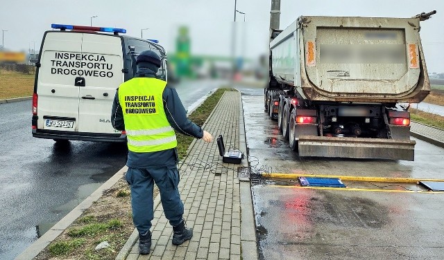 Blisko 47 ton zamiast dopuszczalnych 40 ważył zestaw przewożący piach na budowę koło Gniezna. Kierowca okazał niewłaściwe zezwolenie na przejazd pojazdu nienormatywnego i nie zabezpieczył ładunku plandeką. Co postanowili inspektorzy z ITD?