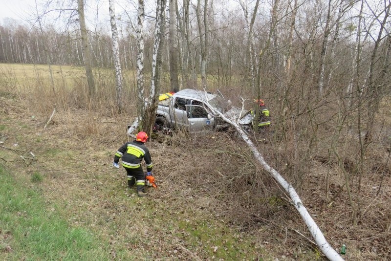 Pisz: Wypadek na drodze krajowej nr 63. Kobieta z niewiadomych przyczyn zjechała do rowu 