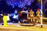 Poważny wypadek na Nowym Dworze we Wrocławiu. Peugeot dachował po zderzeniu z audi [ZDJĘCIA]