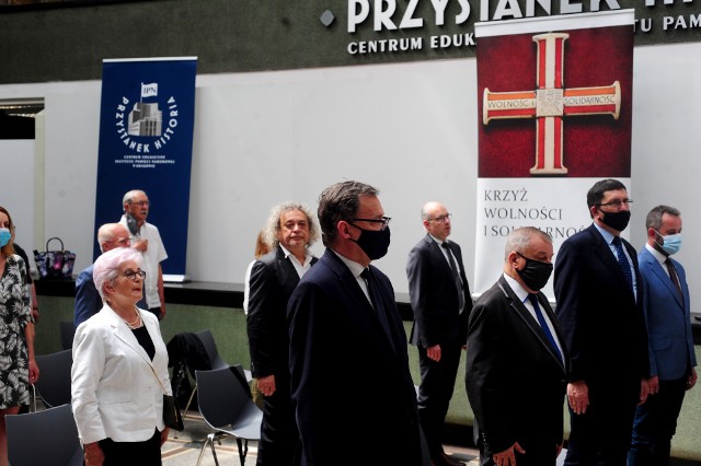 Krzyże Wolności i Solidarności nadawane są za zasługi w działalności na rzecz niepodległości i suwerenności Polski oraz respektowania praw człowieka w PRL