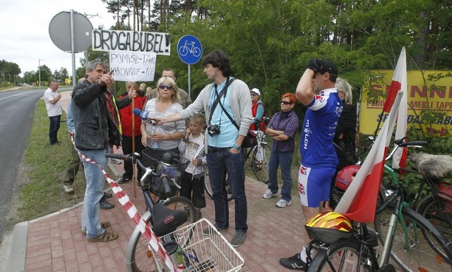 Mieszkańcy Tanowa i rowerzyści domagali się połączenia ścieżki rowerowej odcinkiem biegnącym po tej samej stronie niebezpiecznej ulicy.