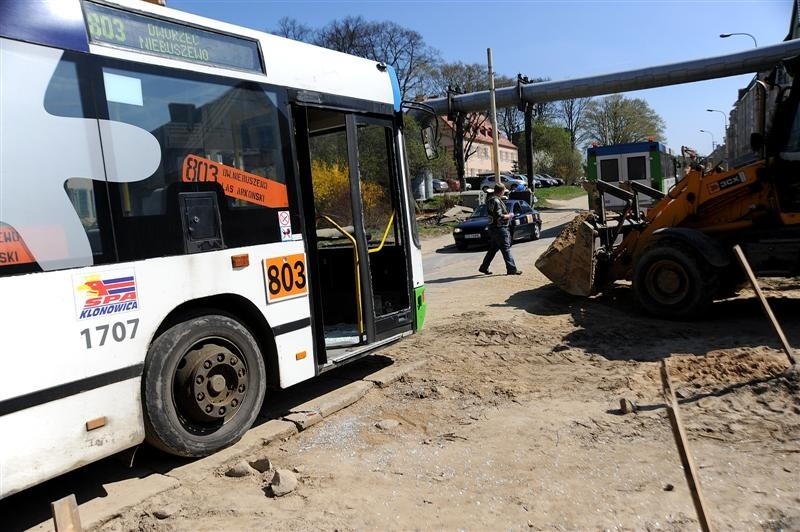 Wypadek autobusu z koparką