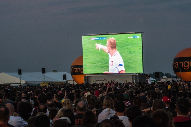 Strefa kibica na Open'er Festival 2016 była chyba największą w Polsce. Kiedy o godz. 21 rozpoczął się mecz Polska - Portugalia festiwalowicze tłumnie zgromadzili się przed telebimem, by trzymać kciuki za naszych piłkarzy. I choć godzinę po rozpoczęciu spotkania na scenie głównej rozpoczynał się koncert Red Hot Chili Peppers, wiele osób pozostało w strefie kibica, by dopingować naszych piłkarzy.