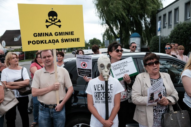 Mieszkańcy Dąbrowy i okolicznych miejscowości protestowali też przed urzędem gminy w Dopiewie