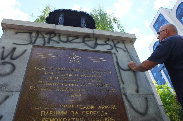 Oszpecony pomnik Armii Radzieckiej przy ulicy Katowickiej w Opolu.