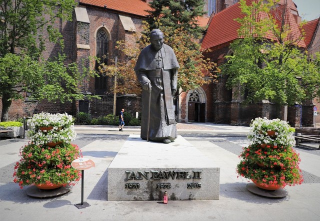 Dzięki nowej inicjatywie brzeżanie i turyści mogą w przystępny sposób poznać historię pomnika wybitnego Polaka oraz okolicznego kościoła.