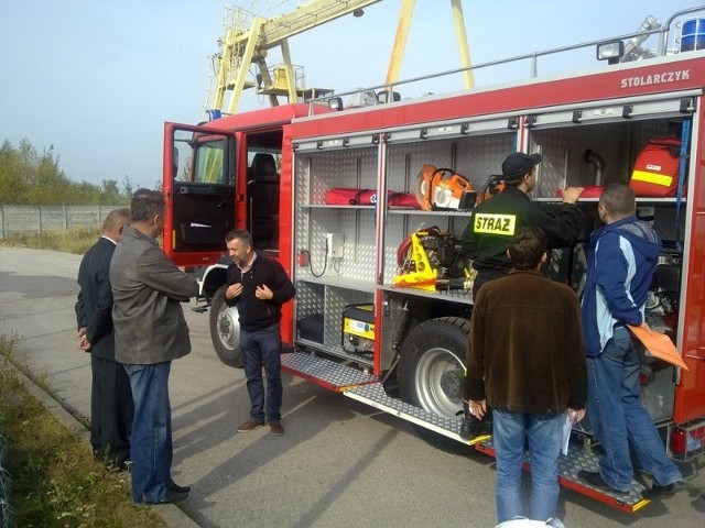 Przedstawiciele wyszkowskiej OSP i samorządu oglądali w Kielcach wóz kupiony dla jednostki w Lucynowie
