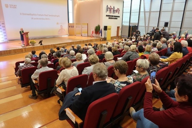 Ruszyło II Dolnośląskie Forum Senioralne, na którym w br. zjawiło się ponad 250 przedstawicieli rad seniorów z województwa dolnośląskiego.