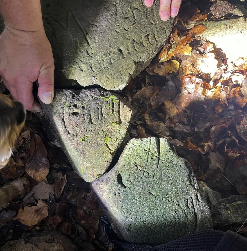 Pasjonaci historii odnaleźli pomnik leśniczego Meyerincka w Puszczy Bukowej [ZDJĘCIA] 