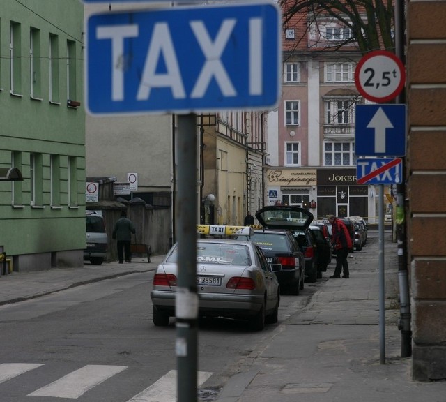 Za przejazd taksówką zapłacimy więcej o około 2-3 złote. Prawie wszystkie korporacje w Słupsku podnoszą cenę przejazdu. 
