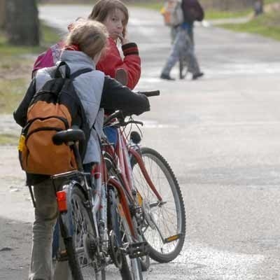 Dominika Kowal i Joanna Kozacka jeżdżą do szkoły na rowerach. Dziewczynki nie czują się jednak na tej drodze bezpiecznie.