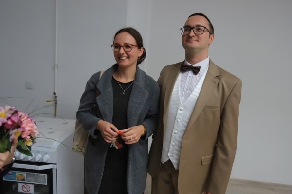Magdalena i Krzysztof Wasilewscy otrzymali klucze do trzypokojowego  mieszkania o powierzchni 55 m kw. w budynku zmodernizowanym w ramach programu Miasto Kamienic.Czytaj na kolejnym slajdzie 