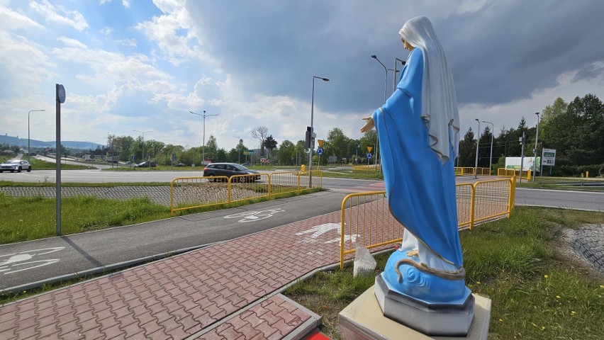 Jest już nowa kapliczka Matki Bożej w Czerwonej Górze. 1 maja uroczyście poświęci ją biskup kielecki Jan Piotrowski. Zobacz zdjęcia